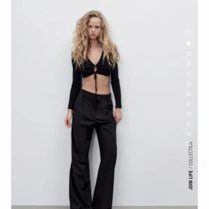 Kostymbyxor zara - Jättesnygga kostymbyxor från zara!! Säljer då ja inte använder de, storlek M men skulle säga att d passar S också! Jag är 1.66 ungefär och på mig går de precis ner till fötterna😍🙌🏼! Kan mötas upp annars står köparen för frakten💕