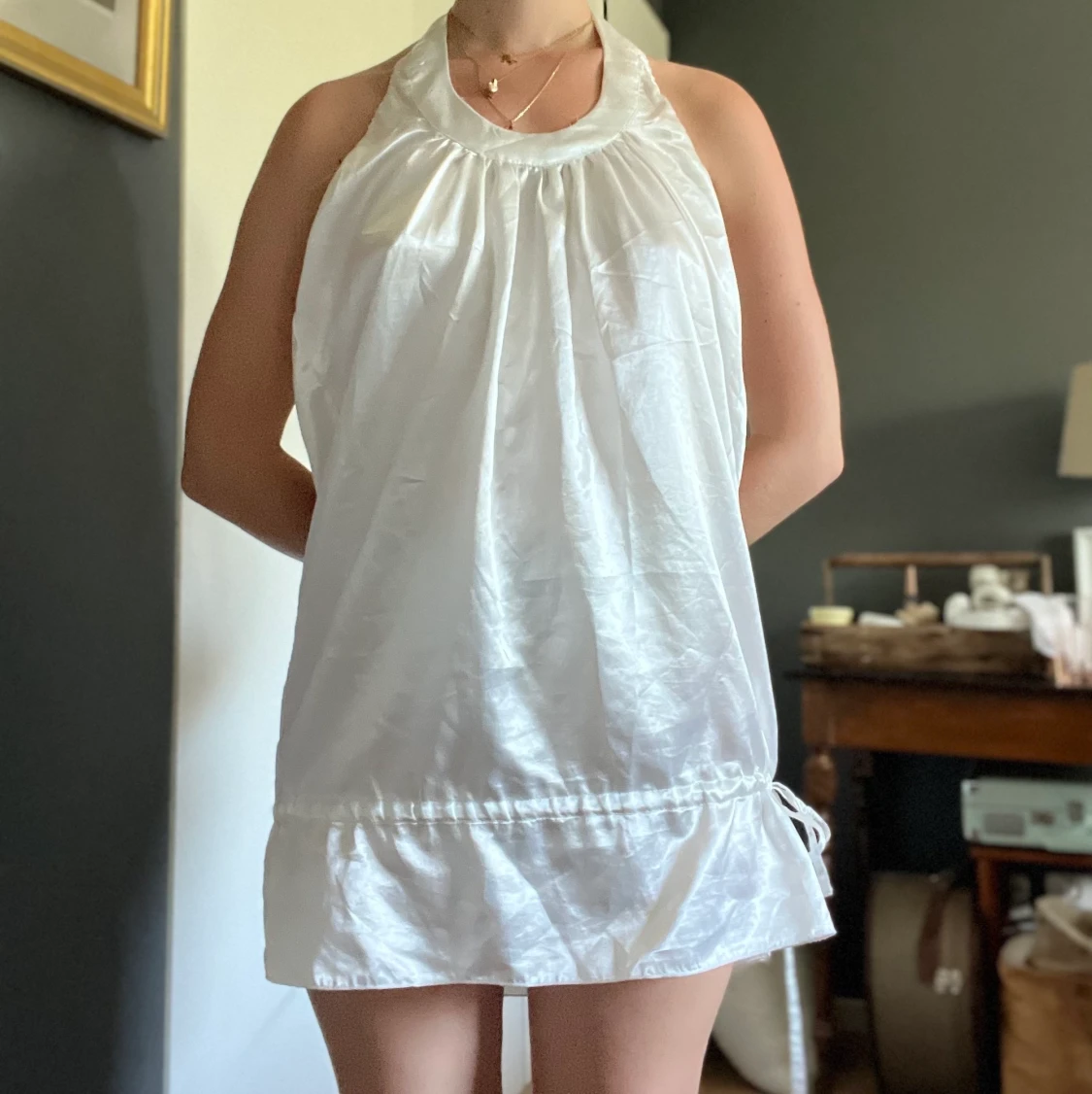 Satinklämning med öppen rygg i pärlemovit  - 90