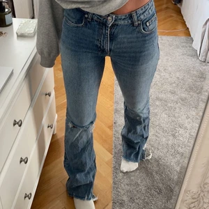 Jeans  - Jeans från Gina tricot, använda fåtal gånger. Säljer ett par likadana i grå fast i storlek 34!