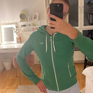 Nike zip hoodie - Så najs grön zip hoodie från nike! I så fint skick☺️☺️ 