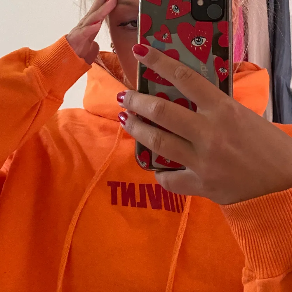 Assnygg kort orange luvtröja! Tyget är väldigt tjockt och bra i kvaliten!. Hoodies.