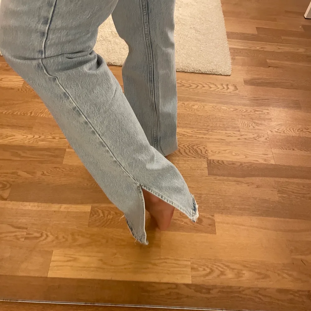 Ljusa jeans med slits från bikbok! Skitsnygga nypris 599kr. Jeans & Byxor.