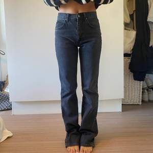 Mia bootcut jeans från zara, använda 1 gång då jag köpte både strl 34&36