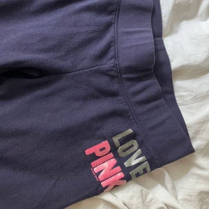 victoria secret/pink joggers - säljer dessa jätte snygga ”jogging” byxor, köpte här på plick men kommer inte till användning för dom ej är min stil längre 😓 har fler bilder så de är bara att dm:a om du är intresserad eller vill ha fler bilder❤️