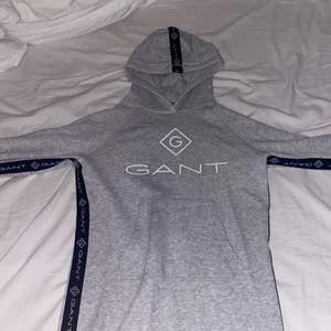 En mellan lång gant hoodie klänning, slimmad och rak. Oanvänd helt.  Storlek 500kr