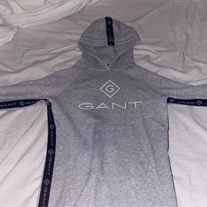 Gant klänning storlek S - En mellan lång gant hoodie klänning, slimmad och rak. Oanvänd helt.  Storlek 500kr