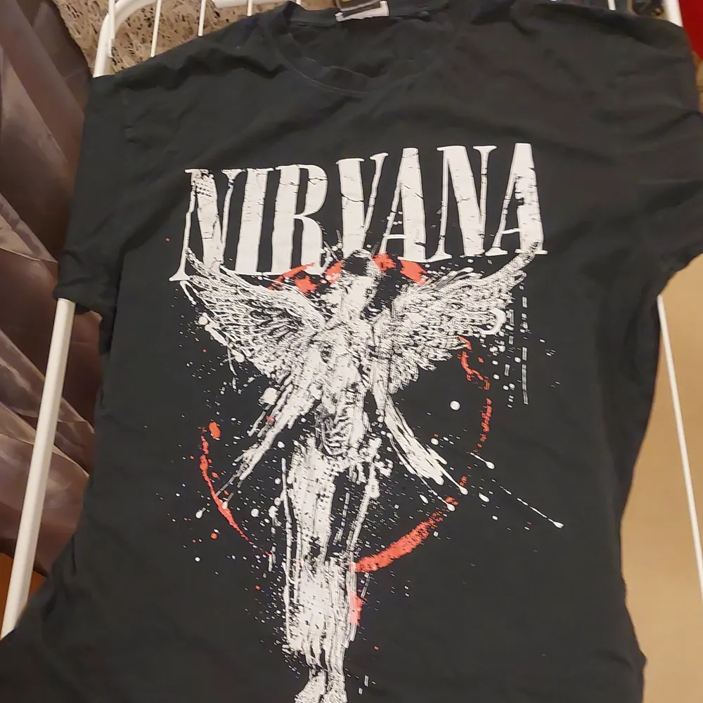 Oanvänd nirvana t shirt med in utero omslag i storleken large. T-shirts.