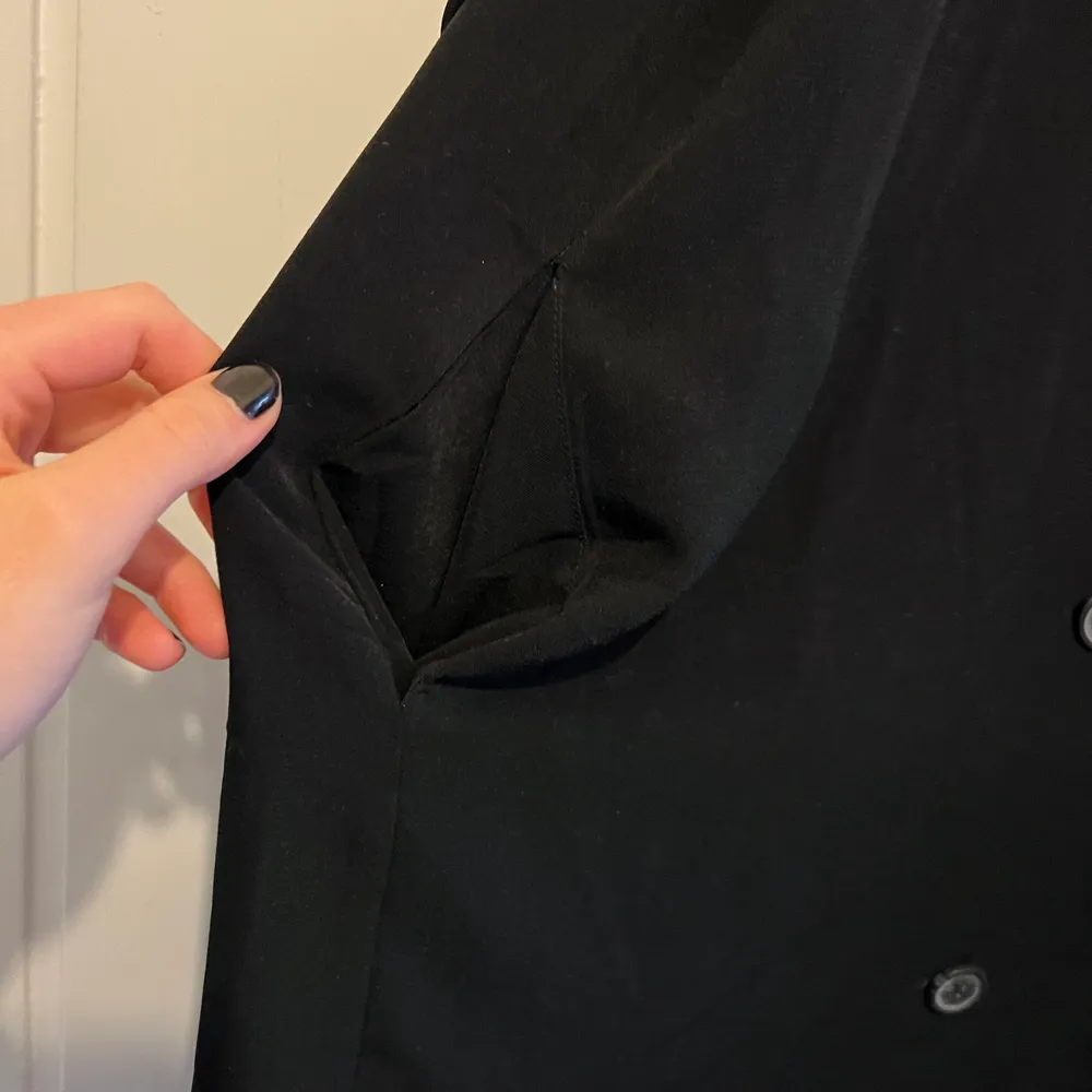 Super snygg svart kostymklänning i oversizemodell från Monki, har även fickor. Enbart använd vid 2 tillfällen. För mer information och bilder kontakta mig.. Klänningar.