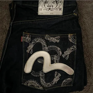 Evisu Jeans - Säljer dessa as snygga byxor som tyvärr inte passa mig, köpta här på plick men var tyvärr för långa 😫 Skriv för mer frågor (Lånade bilder och dom är i man storlek) 