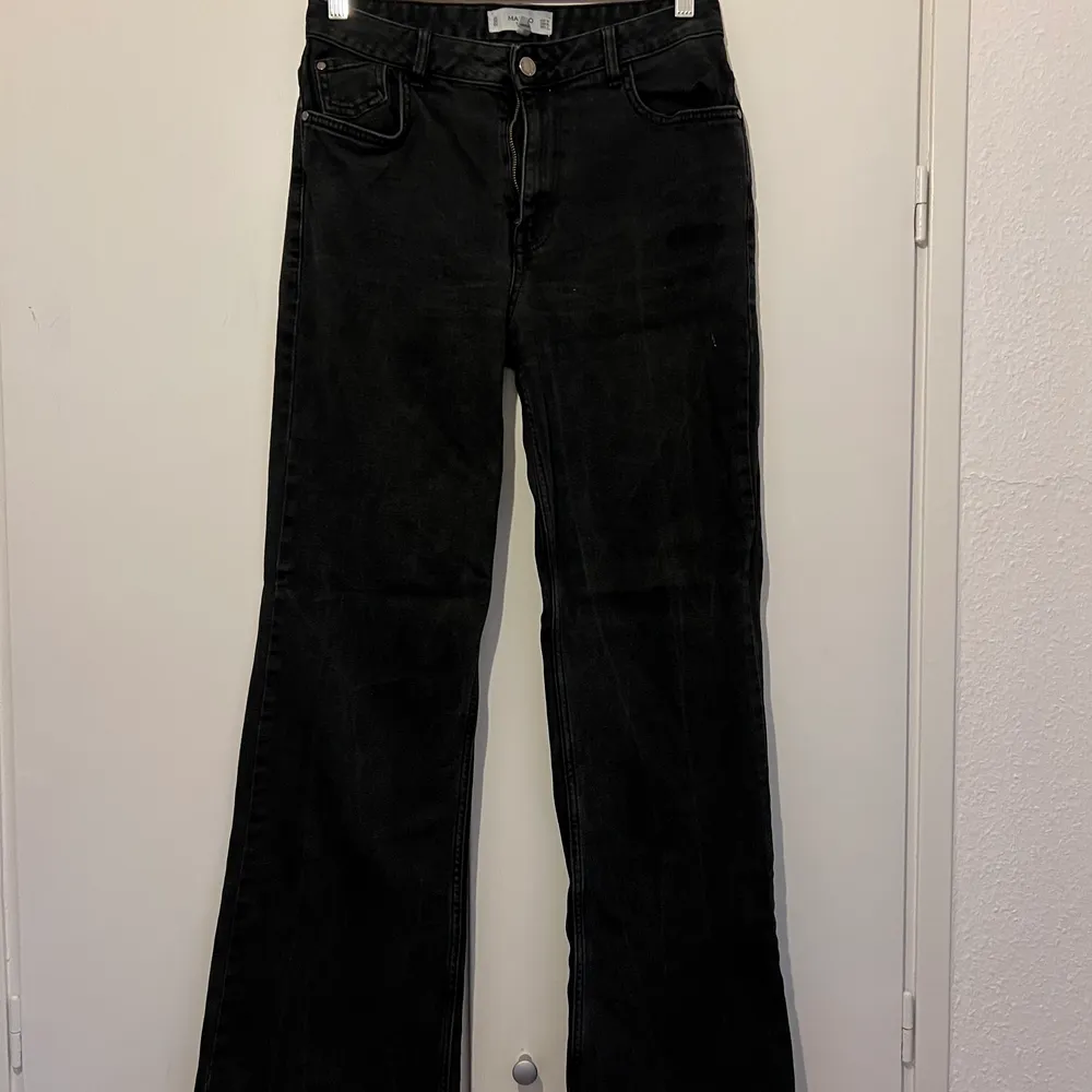 Svart/grå jeans i högmidjad bootcut modell från Mango. Fint men använt skick. För mer information och bilder kontakta mig.. Jeans & Byxor.