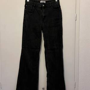 Svart/grå jeans i högmidjad bootcut modell från Mango. Fint men använt skick. För mer information och bilder kontakta mig.
