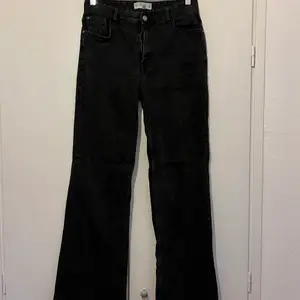 Svart/grå jeans i högmidjad bootcut modell från Mango. Fint men använt skick. För mer information och bilder kontakta mig.
