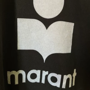 Isabel Marant Hoodie / Sweatshirt - En Grå/svart Isabel Marant Etoile sweatshirt med loggan på framsidan som är väldigt sparsamt använd. Den är inte nopprig och inga slitage. Nypris var cirka 2500💕