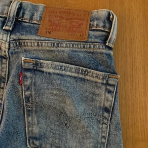 Levisjeans - Snygga ljusblå midwaisted levisjeans i modellen 510. Sparsamt använda och tvättade. Stl 27/32