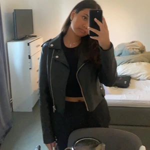 Skinnjacka  - Säljer min skinnjacka från bershka pga kommer inte till användning längre! Köpt för ca 1 år sedan. Använd mycket men inga skador. Köpare betalar frakt. 