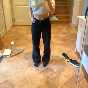 Svarta raka dr denim jeans - Svarta dr denim jeans som säljes då de har blivit för stora. Bra skick och supersköna byxor i stl 28/32 skulle säga att det motsvarar 38 i storlek. Byxorna är raka i modellen och är medel/högmidjade 