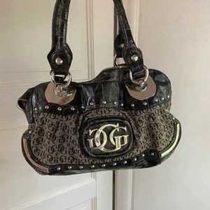 Guess väska - Super snygg välanvänd guess väska! Väldigt Paris Hilton 2000s 💕 Vet inte om den är äkta, men bra skick! Budgivningen om många är intresserade✨
