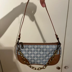 Väska  - Jättesöt liten väska från Urban outfitters som jag köpa i Paris förra sommaren Har bara använts någon gång, så den kommer inte till någon användning hos mig tyvärr  Kedjan kan man välja att ha på eller ta av Frakten ingår i priset :)