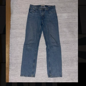 Mid rise straight Zara jeans - TRYCK INTE PÅ KÖP DIREKT🙏🏽 skriv till mig vid intresse! Storlek 40, superfint skick  Midjemått: 78 cm  Innerbensmått: 80 cm