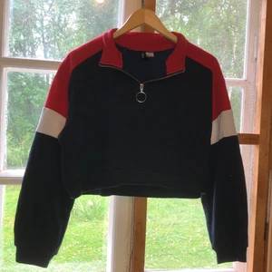 H&M sweatshirt strl M - En mörk blå tröja med röd krage och lite vitt på. Den är i bra skick och väldigt söt. 