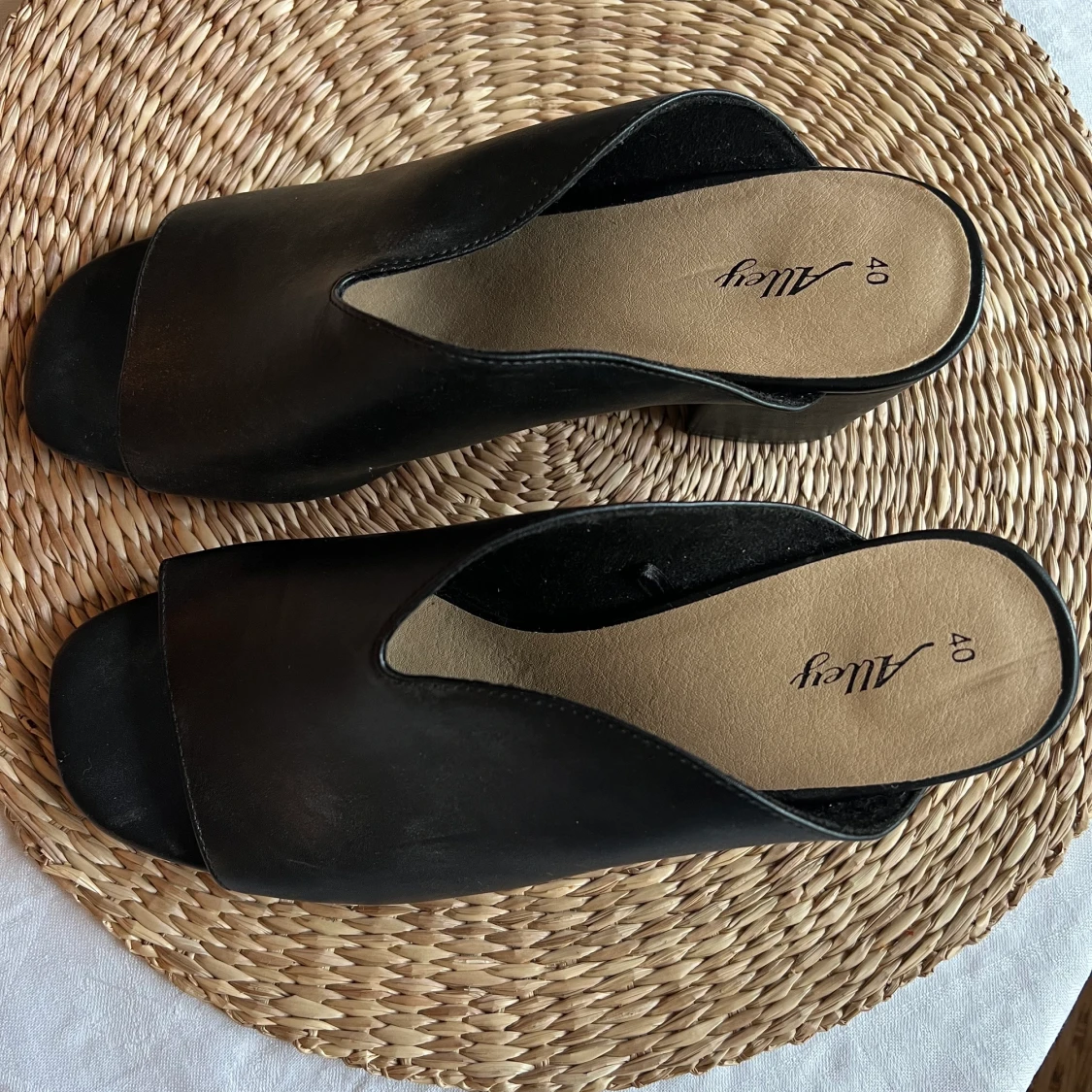 Svarta klackskor/sandaler - OANVÄNDA