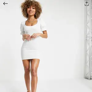 Säljer denna vita klänning då den aldrig kommit till användning. Storlek 34 men är liten i storleken. Öppen i ryggen och puffärmar! Nypris 349kr, aldrig använd. Köparen står för frakt! ☺️
