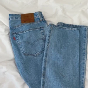 Levis Jeans 501 - ‼️Klicka ej ’Köp nu’‼️ Skit fina Levis jeans💗 Säljer då dom var lite stora. Andvända fåtal gånger och jättefint skick😊 Köpta för ca 1200kr🫶