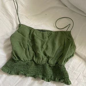 Grön topp! - Grön topp använd ca 5 gånger. Storlek 40 men passar som M. Köparen står för frakt😋