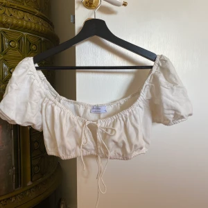 Vit topp - Gullig topp från Bershka. För liten för mig. 