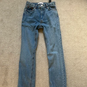 Zara jeans med slits - Ett par jeans med slits från zara. De har en straight modell och är i storlek 34. Använda 1 gång så jättebra skick!