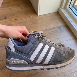 Adidas sneakers strl 38 - Säljer mina gråa adidas sneakers i strl 38 (normala i storleken). Använda men i bra skick. Sköna att gå i och en färg som passar till allt. Frakt tillkommer, hojta för mer info eller bilder / Jossan🌸🌷🍋✨✨
