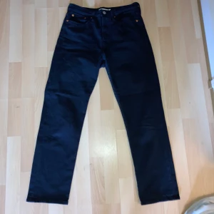 Levis jeans  - Säljer dessa superfina Levis jeans då de blivit försmå. Köpt för 1099 kr! 