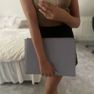 Datorfodral från Hold It - Datorfodral från Hold It i färgen lavender, endast använd ca 10 gånger så använt men fint skick, nypris 400 kr🤍 