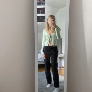 Ribbad kofta med knytning från h%m - Oanvänd kofta ifrån h&m. Säljs pga inte kommer till användning. Jättefin ribbad mint grön kofta som man kan ha som tröja eller över en topp. Kom privat för mer bilder och info!