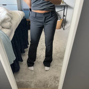 Lågmidjade kostymbyxor - Jättesnygga Mörkgrå Lågmidjade kostymbyxor! Innerbenlängd: 82cm🫶🫶💕💕