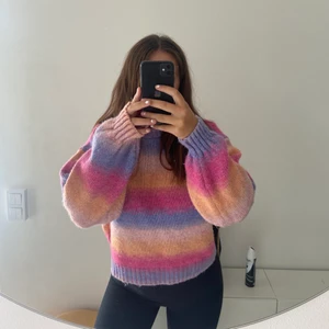 TRÖJA - Supersnygg och mysig tröja från bikbok. Endast använd ett fåtal gånger så den är i bra skick. För fler bilder eller frågor kan ni skriva ett pm💕 den är slutsåld online 