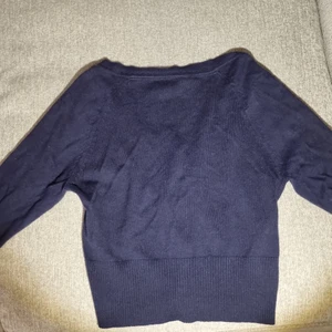 Kofta - En super gullig mörk blå kofta. Den passar inte längre men är super söt. 😊Koftan är från mango och är i storleken EU S / USA XS 🤍