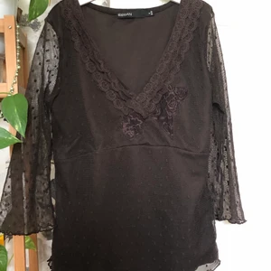 Brun v-ringad långärmad tröja mesh - Brun långärmad tröja 3/4 ärmar Dubbelt tyg, meshtyg lite genomskinligt med prickar Spetsdetaljer Fint skick!