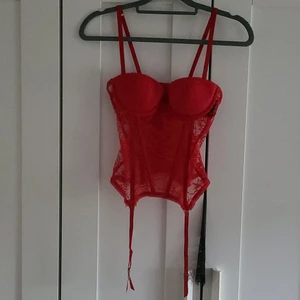 !!spets top!! - Säljer vidare då jag hittade exakt samma fast en storlekek som passade mig bättre, köpt på plick och oanvänd. Sjukt fin!🥰