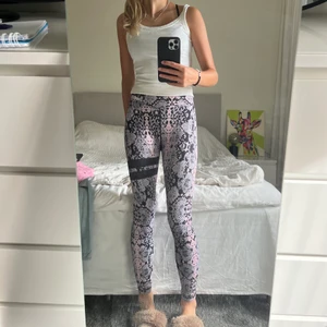 Stronger tights - Tränings tights från stronger. I strl S. Sparsamt använda. Nypris: 799kr Mitt pris: 150kr Vid en snabb affär kan priset diskuteras 💸 Kan mötas i Tyresö eller skickas. Frakt kan tillkomma!