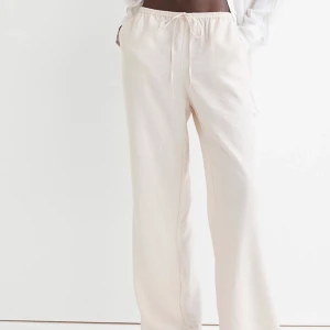 Satin byxor  - Säljer dessa HELT slutsålda satin byxor från hm i både svart och vitt - storlek S. Använda max 2 gånger ;) Skriv privat för egna bilder, startar budgivning om många är intresserad - annars är det först till kvarn :)