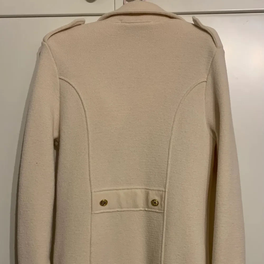 Busnel kappa  Marina coat strl 38,  nypriset var 6.995kr Säljer för 1500kr  (1 mm litet hål innanför kragen som inte syns) färgen är benvit som på bild ett. Prutat och klart. 1500kr. Jackor.