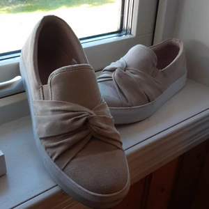 Fina knyskor - Använde dom under en skolavslutning, bra skick annars. Dom är i storlek 39 och är beiga fina skor!