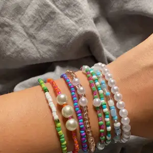 Tryck inte på köp!  Kontakta mig vid intresse. 10kr per armband, alla för 45 kr! Frakten tillkommer och kostar 10💕(Det står mötas upp men skickar istället)