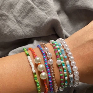 Pärlade armband - Tryck inte på köp!  Kontakta mig vid intresse. 10kr per armband, alla för 45 kr! Frakten tillkommer och kostar 10💕(Det står mötas upp men skickar istället)
