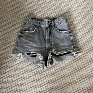 Shorts  - Säljer dessa gråa shorts från zara❣️
