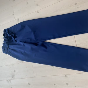 Blå kostymbyxa - Blå kostymbyxa som är för liten för mig tyvärr..  jättefint skick, strl xs. 80kr + frakt