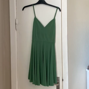 Klänning  - Grön klänning, i gott skick, storlek S
