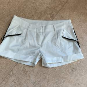 Fina vita midje shorts aldrig använda i storlek M. Leverans efter överenskommelse 