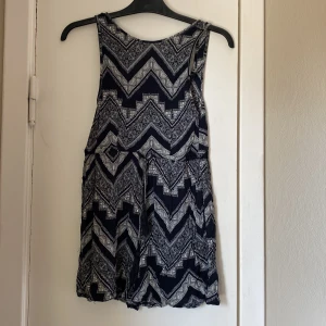 Byxdress  - Byxdress med öppen rygg, är i gott skick